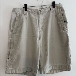 Columbia Men's Light Gray Cargo Shorts